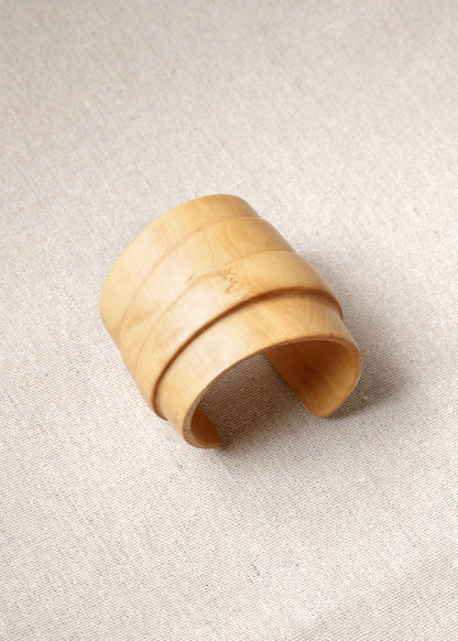 RIVERLAKE Strata Cuff in Boxwood showcasing a smooth, curved design with a vibrant green color.