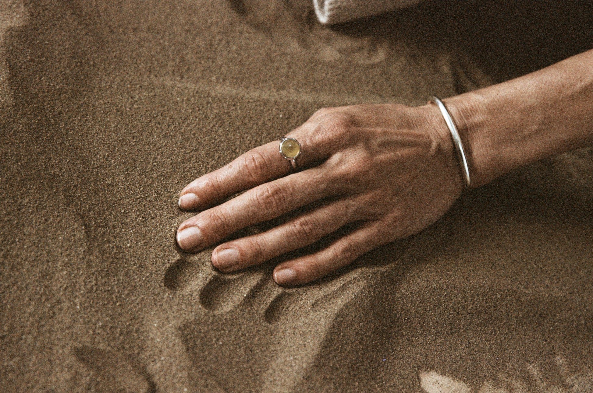 RIVERLAKE Hillock Enclave Ring featuring a unique sheep horn design with natural textures and earthy tones.