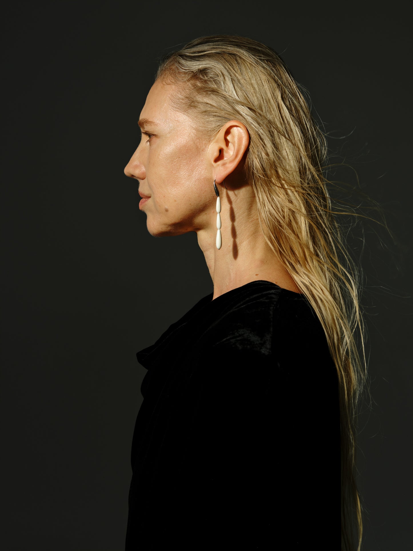 Long spring earrings in antler color by RIVERLAKE, featuring a delicate and modern design.