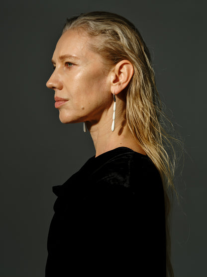 Long spring earrings in antler color by RIVERLAKE, featuring a sleek design and elegant drop style.