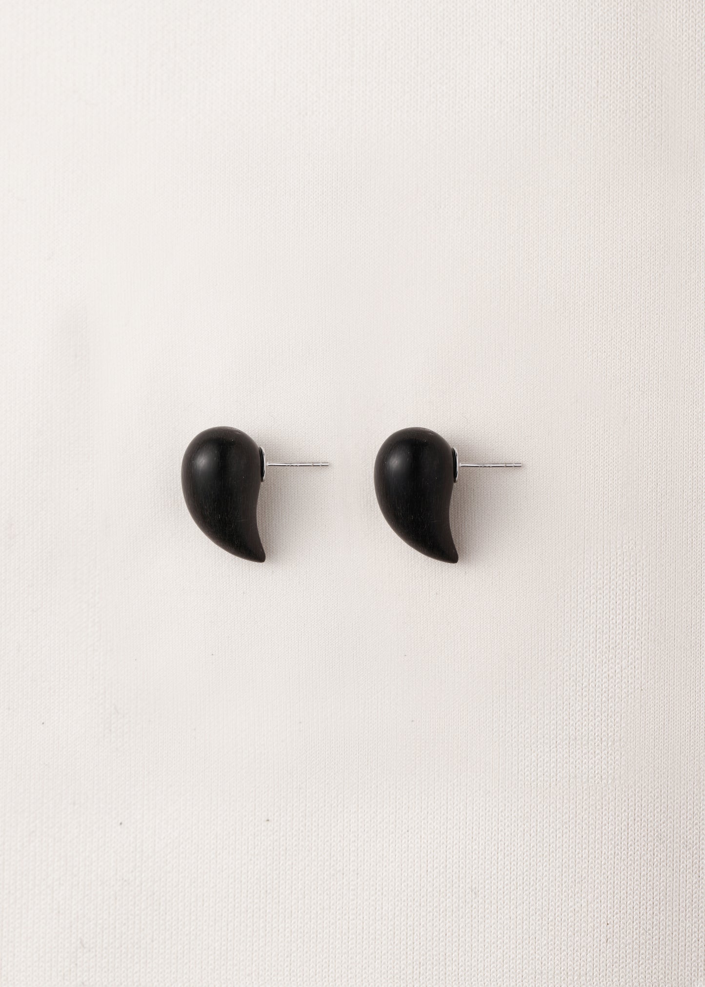 Small fang earrings made of black buffalo horn by RIVERLAKE, featuring a unique and stylish design.