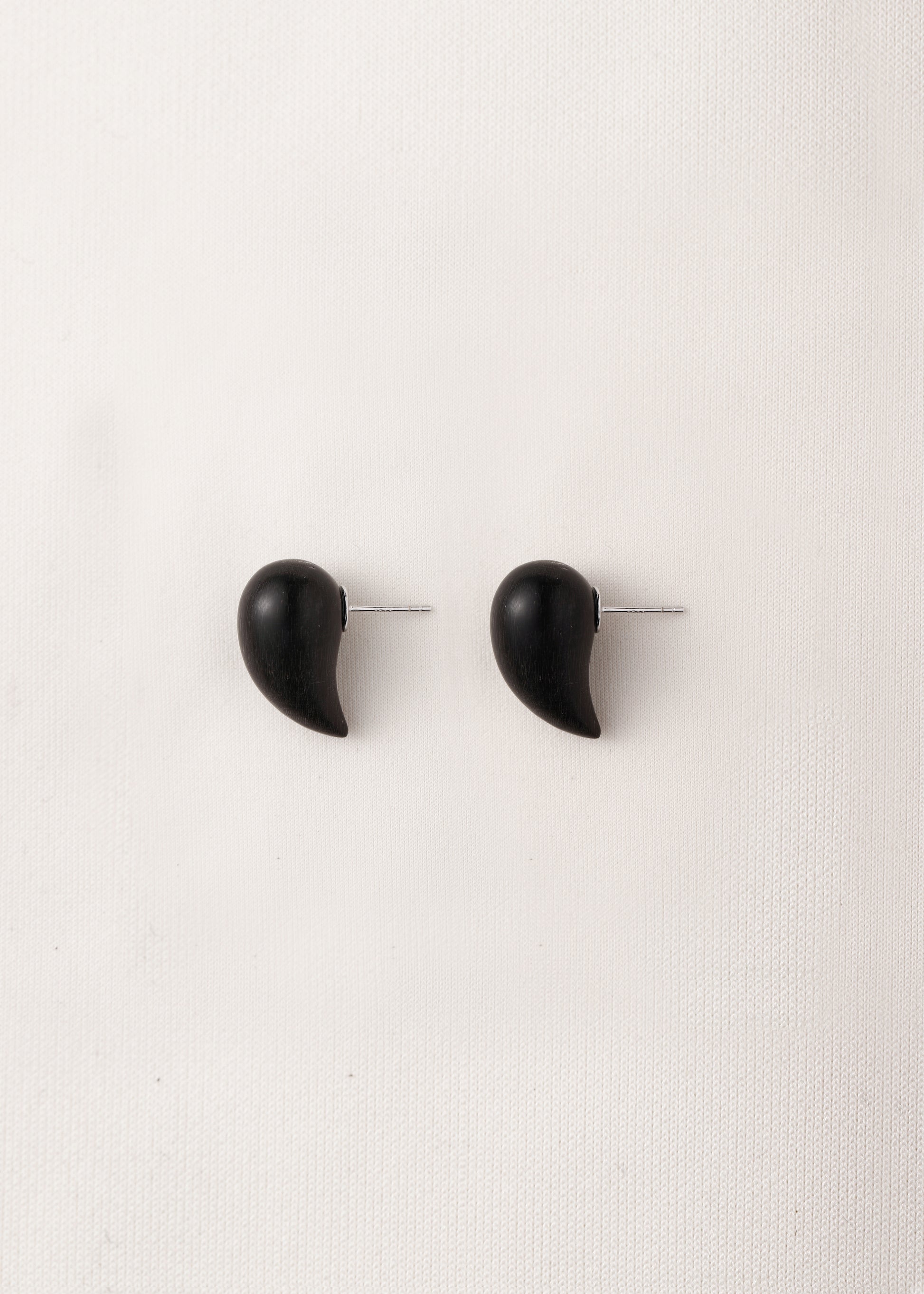 Small fang earrings made of black buffalo horn by RIVERLAKE, featuring a unique and stylish design.