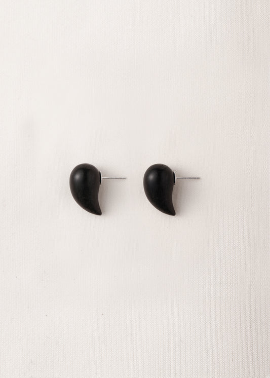 Small fang earrings made of black buffalo horn by RIVERLAKE, featuring a unique and stylish design.